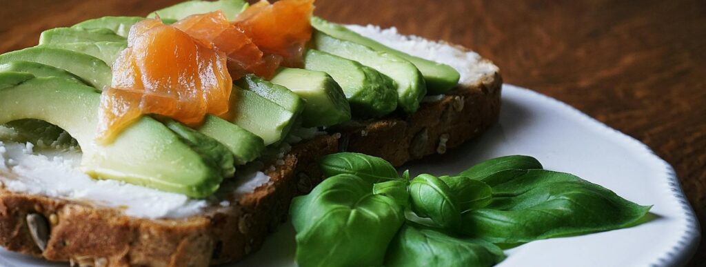 Voileipä, jossa levitettä, avokadoa ja lohta.